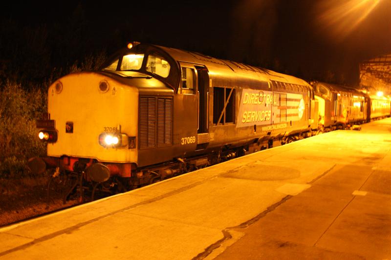 37069 37423 dunrobin-dundee northern belle at perth: Photo of 37069 37423 dunrobin-dundee northern belle at perth