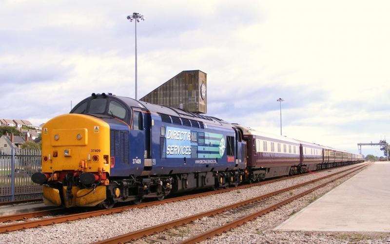 37409: 37409 stands in Craiginches with Northern Belle stock. 069 & 423 on the rear. Photo of 37409