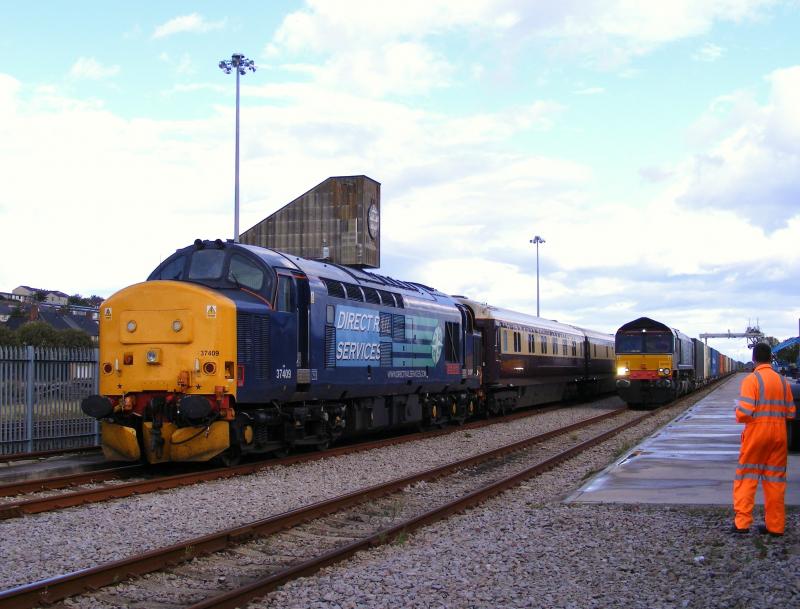37409 & 66416: 37409 stands in Craiginches with Northern Belle stock and alongside is 66416 hauling 4A13 into its destination Photo of 37409 & 66416