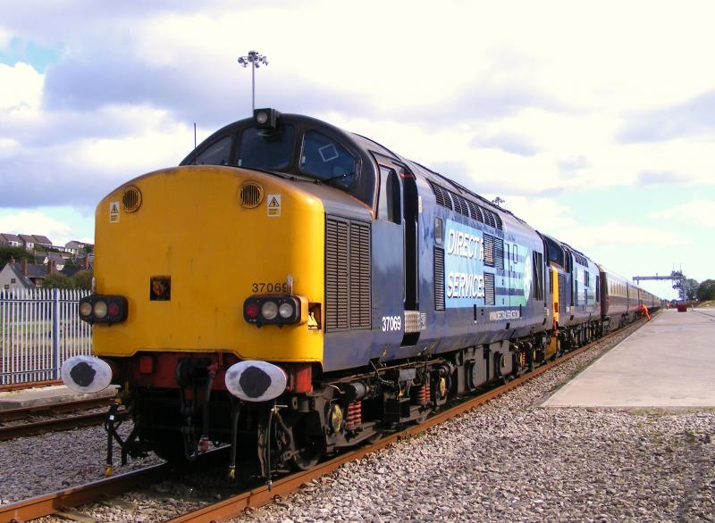 37069 & 37423: 37069 & 423 stands in Aberdeen Craiginches with Northern Belle stock Photo of 37069 & 37423