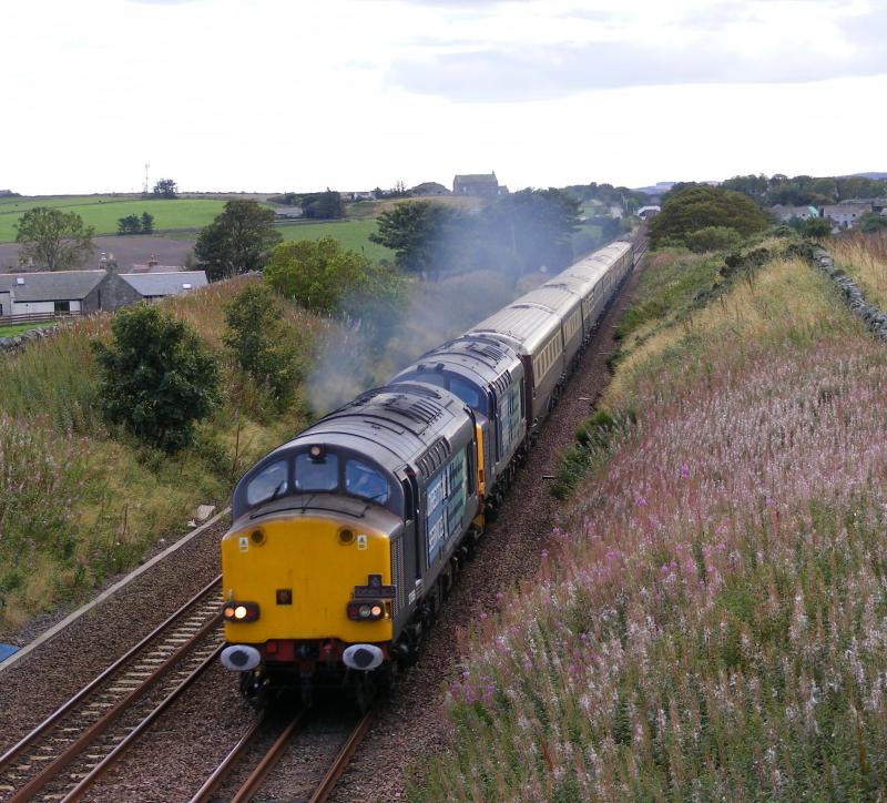 37069 & 37409: 37069 & 409 are seen powering towards Aberdeen just north of Portlethan working the return leg of 1Z44 Aberdeen - Aberdeen via Perth with a friendly wave from the driver :-) Photo of 37069 & 37409
