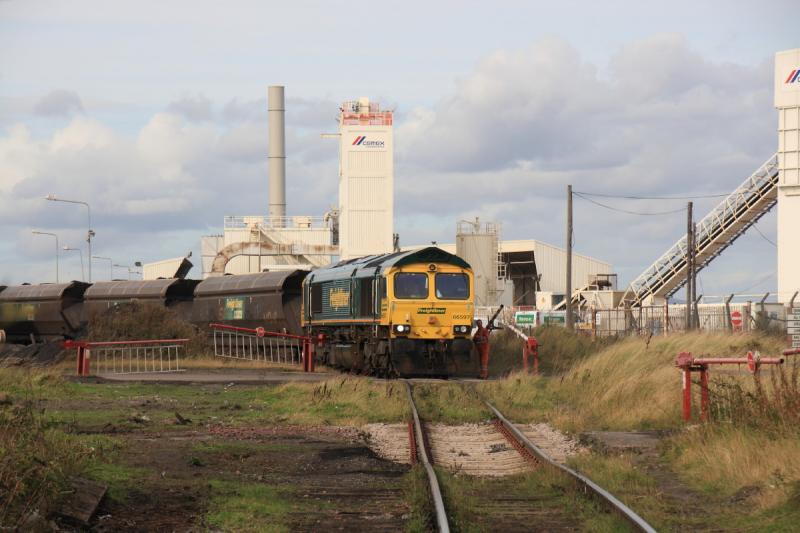 66597 in Leith Docks: 66597 on 6Z08 13.40 Leith to Longannet Power Stn about to pass over a bit of rough track on 26/09/2011 Photo of 66597 in Leith Docks