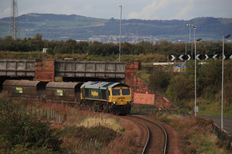 66597 on 6Z08: 66597 on the late running 6Z08 13.40 Leith to Longannet Power Stn between Seafield & Portobello on 26/09/2011 Photo of 66597 on 6Z08