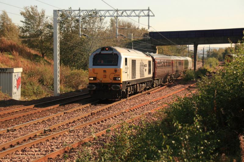 67029 on 5Z06: 67029 leads 5Z06 15.00 Millerhill to Edinburgh Waverley Company Train leaving Millerhill on 28/09/2011 Photo of 67029 on 5Z06