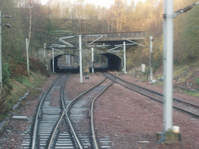 burma01.jpg: Approaching the Clydesdale Tunnel on the Down line from Larkfield. The crossover is part of Terminus Jn for train heading to Muirhouse Central Jn. Photo of burma01.jpg