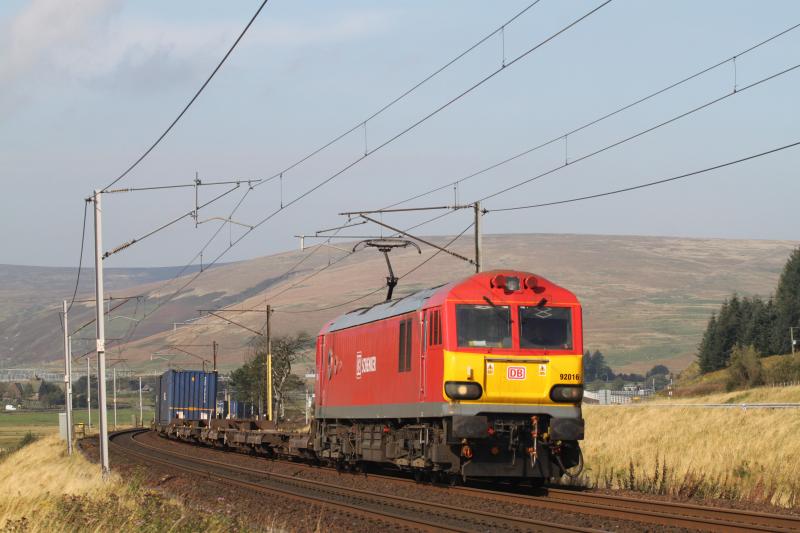 Southbound 92016 approaching Bodsberry Crossing: DBS red 92016 on 4M63 Mossend-Hams Hall intermodal on the sunlit morning of 28 September 2011. Photo of Southbound 92016 approaching Bodsberry Crossing