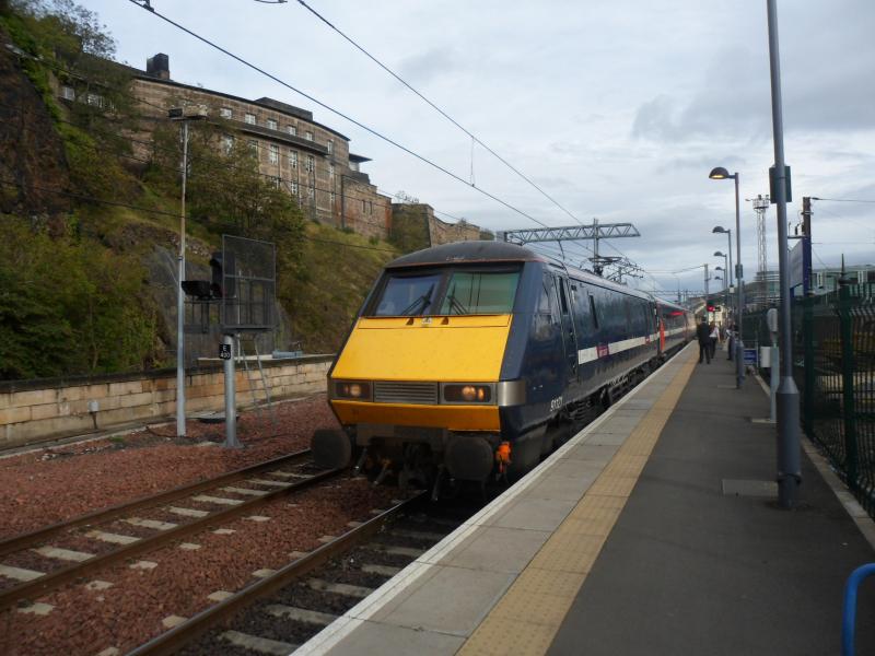 91128: 91128 arriving in from london into plat 19 at edinburgh Photo of 91128