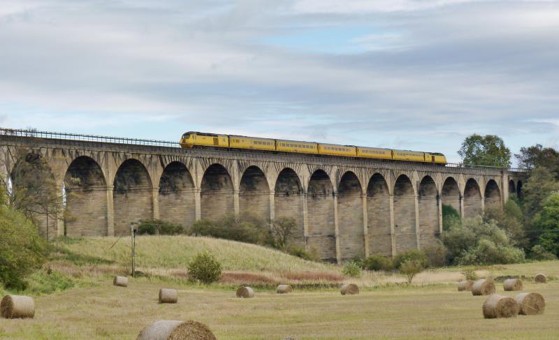 1Q24 Flying Banana: 1Q24 heading across the Avon Viaduct,heading West, near Linlithgow Photo of 1Q24 Flying Banana