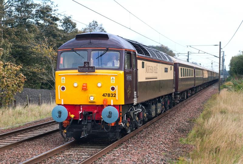 Northern Belle: 47832 leads 1Z90 (Leeds - Edinburgh) Northern Belle through Longniddry. 14 October 2011 Photo of Northern Belle