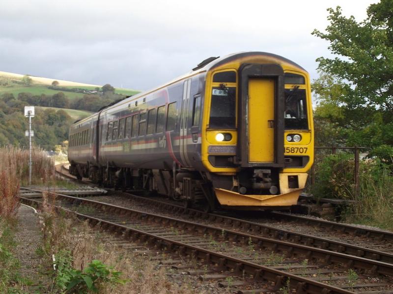 158707 passes Dingwall Jct : Shooting Date 15/10/2011.
158707 passes Dingwall Jct with 2H60,
the 06:20 Wick - Inverness. Photo of 158707 passes Dingwall Jct