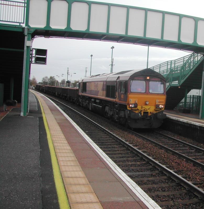 66043: 66043 on 6K05 Dalmeny to Mossend on 23rd October 2011 seen at Camelon. Photo of 66043
