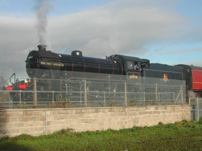61994 Great Marquess at Carmuirs West: 5Z37 Thornton to Fort William awaits the road at Carmuirs West. Taken on 28th October 2011. Photo of 61994 Great Marquess at Carmuirs West