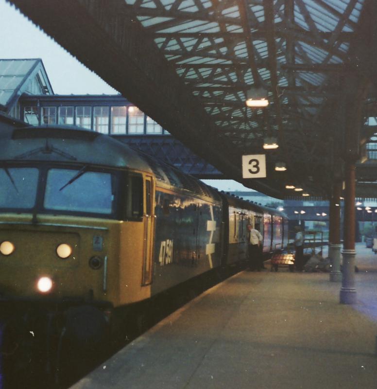 47591 loads Mail on Plat.3 at Stirling.: 47591 loads Mail on Plat.3 at Stirling. Photo of 47591 loads Mail on Plat.3 at Stirling.