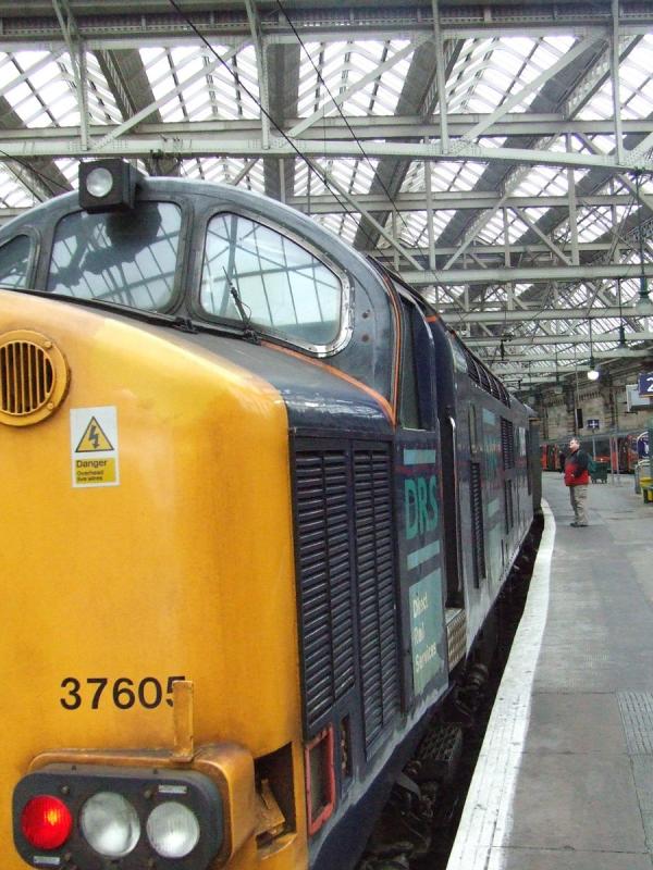 37605 at Glasgow Central: 37605 at Glasgow Central with the Network Measurement Train on service 1Z92 Photo of 37605 at Glasgow Central