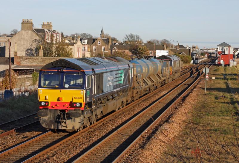 66423 brings up the rear of 3S95 Perth to Inverness RHTT at Carnoustie: 66423 brings up the rear of 3S95 Perth to Inverness RHTT at Carnoustie Photo of 66423 brings up the rear of 3S95 Perth to Inverness RHTT at Carnoustie