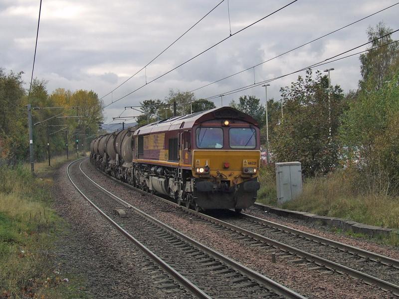66221 at Johnstone: 66221 at Johnstone with 6M41 with the Irvine to Bescot empty china clay tanks Photo of 66221 at Johnstone