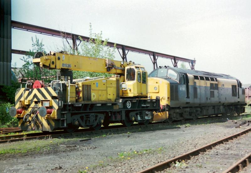 37153 drops off a Self-propelled Crane in Larbert Soda-ash sidings.: 37153 drops off a Self-propelled Crane in Larbert Soda-ash sidings. Photo of 37153 drops off a Self-propelled Crane in Larbert Soda-ash sidings.