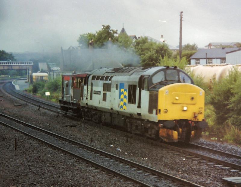 37428 thunders through Larbert 'Engine & Van.': 37428 thunders through Larbert 'Engine & Van.' Photo of 37428 thunders through Larbert 'Engine & Van.'