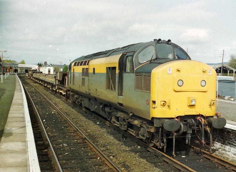 37153 waits it's path at Stirling with the return Perth ballast for Cadder.: 37153 waits it's path at Stirling with the return Perth ballast for Cadder. Photo of 37153 waits it's path at Stirling with the return Perth ballast for Cadder.