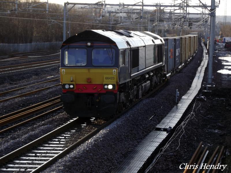 66423: Drs liveried 66423 makes its way through the new Arkleston Junction, just east of Paisley Gilmour St, on a rather late and longer than usual Elderslie-Grangemouth Malcolm service at around 13.30 today with 4N76. Photo of 66423
