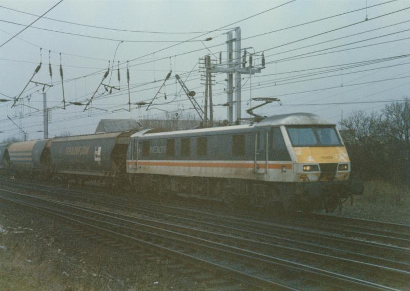 Intercity liveried Class 90 at Mossend: Intercity liveried Class 90 heads south at Mossend North Jcn. Photo of Intercity liveried Class 90 at Mossend