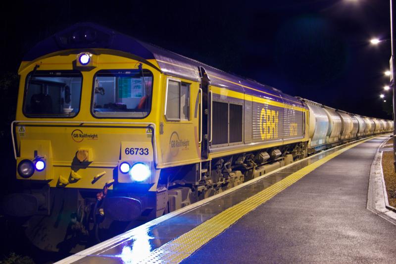 66733 Helensburgh Upper 6Y45: 66733 6Y45 Fort William - Bridgeton yard at Helensburgh Upper in the middle of a crew change 08/01/2012. And yes, don't look too close. Mucked this up and it is blurred! Doh! Photo of 66733 Helensburgh Upper 6Y45