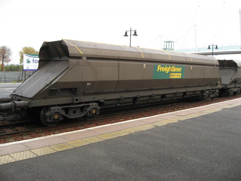 HXA wagon, Stirling, 19-10-2009: Freightliner Heavy Haul HXA coal hopper 370512 with Photo of HXA wagon, Stirling, 19-10-2009