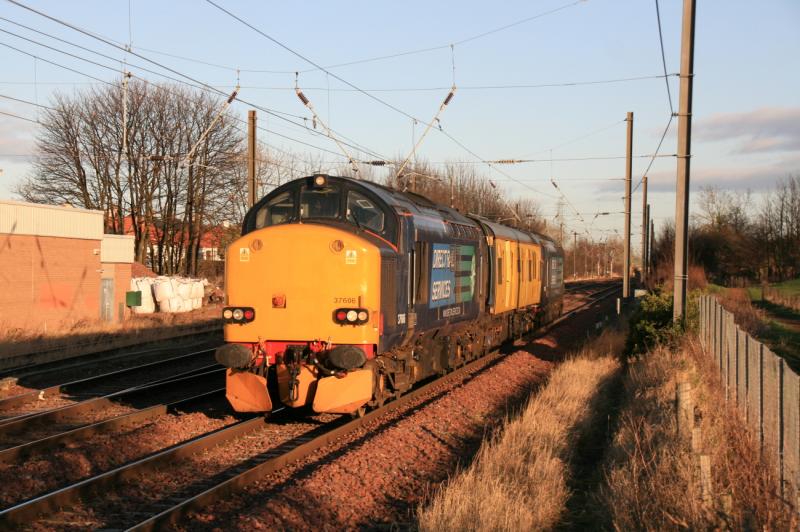 2Q88 at Prestonpans: 37606 leads 37059 topn tail on 2Q88 06.00 Derby RTC to Craigentinny approaching Prestonpans on 23/01/2012. Photo of 2Q88 at Prestonpans