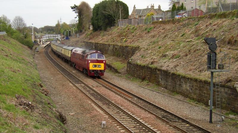 Photo of D1015 passing Polmont
