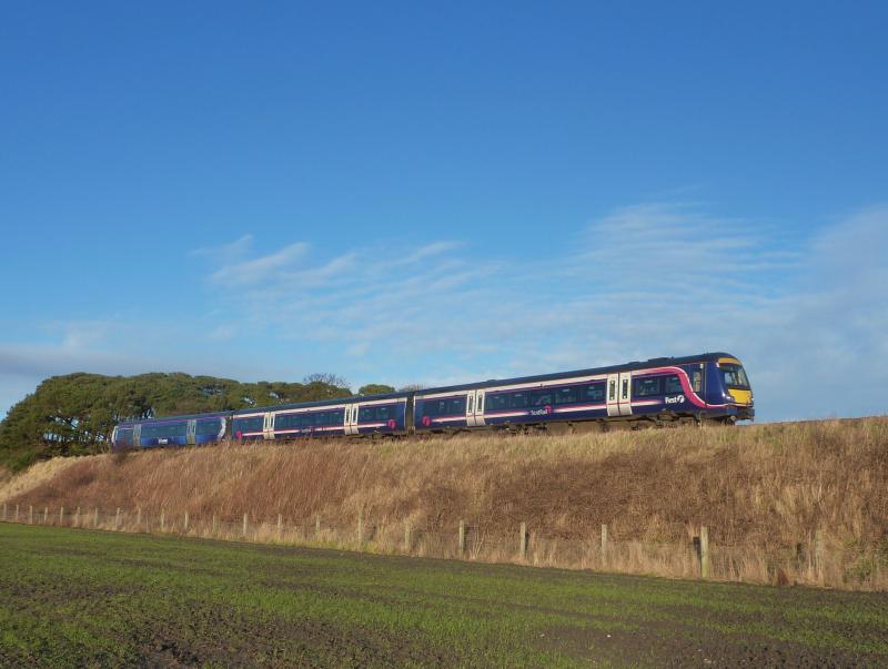 17042533 Hybrostar:
170433 with one coach from 170425 in Saltire livery is seen approaching Leuchars on 27th January 2012 Photo of 17042533 Hybrostar