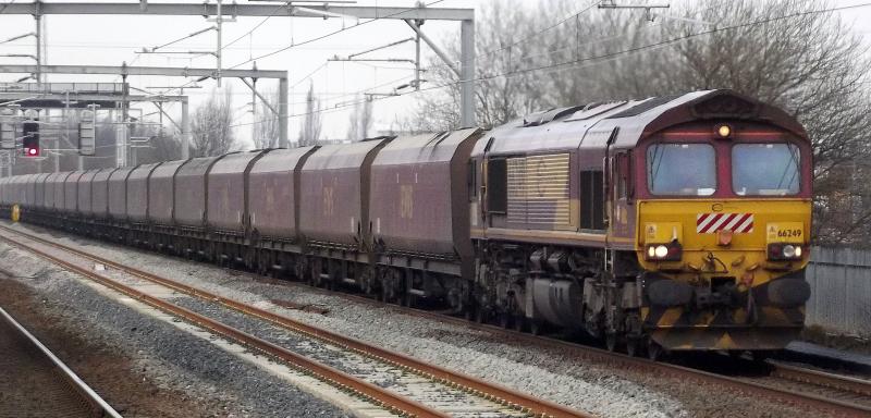 Coals at Hillington: ex Euro shed 66249 approaches Hillington East with a Hunterston - Longannet coal working Photo of Coals at Hillington
