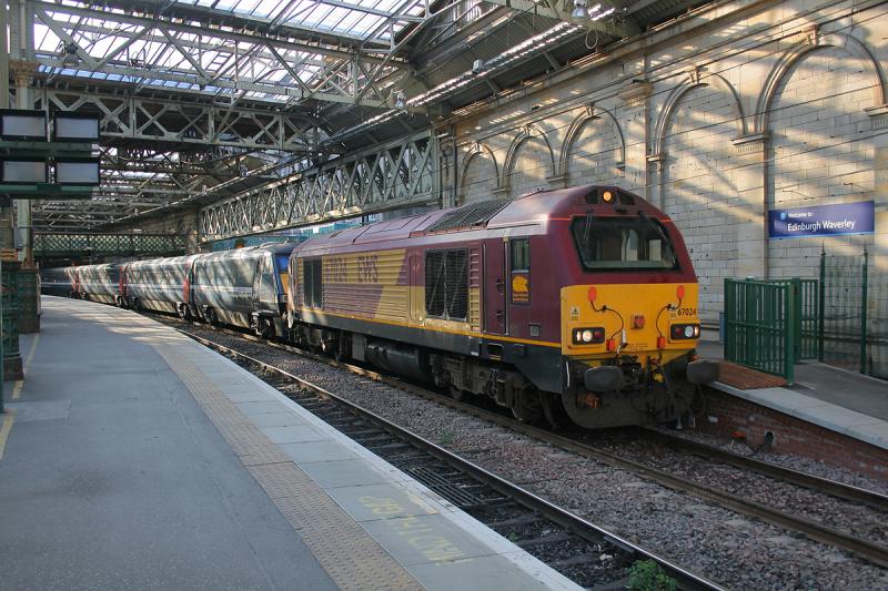 67024 Drag: 67024 awaits departure south from Edinburgh Waverley on 13.09.09, with a failed 225 East Coast set. Photo of 67024 Drag