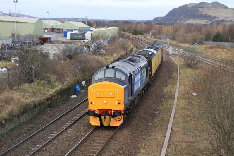 5Z18 at Niddrie West Jct: 37261 leading Mentor & 31602 on 5Z18 09.35 Mossend DY to Derby RTC passing Niddrie West Jct on 17/02/2012 Photo of 5Z18 at Niddrie West Jct