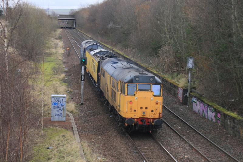 5Z18 approaching Niddie South Jct: 31602 on the rear with Mentor & 37261 on 5Z18 09.35 Mossend DY to Derby RTC approaching Niddrie South Jct on 17/02/2012 Photo of 5Z18 approaching Niddie South Jct