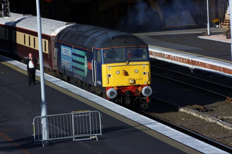 47810 1Z41: waiting time at perth with the northern belle for edinburgh, with sir Macpie sorting his tie, wonder if it was to tight :-) Photo of 47810 1Z41