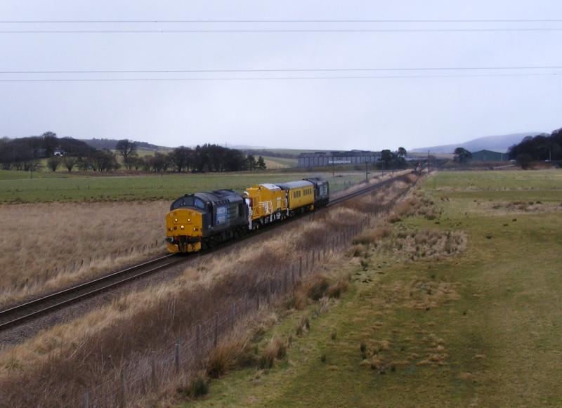 37667 37688 6Z31: 37667 & 688 work 6Z31 Dundee - Inverness Photo of 37667 37688 6Z31