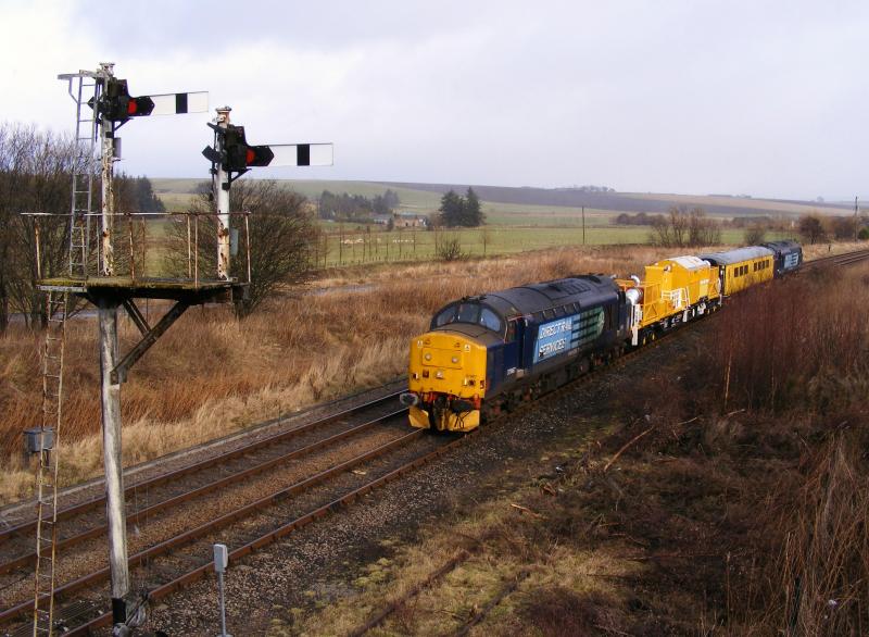 37667 37688 6Z31: 37667 & 688 stand in Keith Up & Dn Loop with 6Z31 Dundee - Inverness Photo of 37667 37688 6Z31