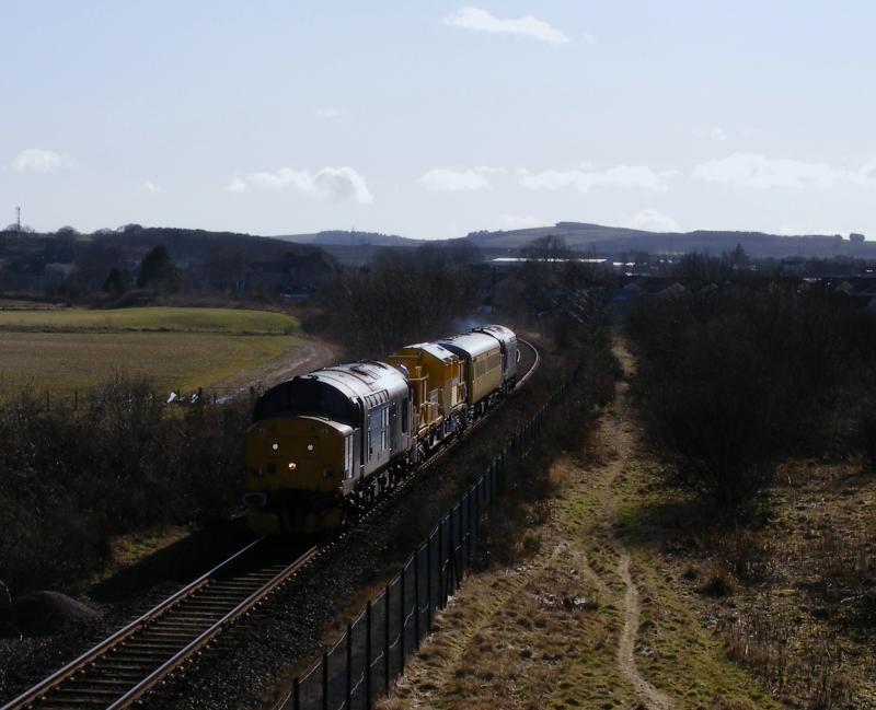 37667 37688 6Z31: 37667 & 688 work passed Kintore with 6Z31 Dundee - Inverness Photo of 37667 37688 6Z31