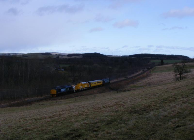 37667 37688 6Z31: 37667 & 688 work north passed Oyne with 6Z31 Dundee - Inverness Photo of 37667 37688 6Z31