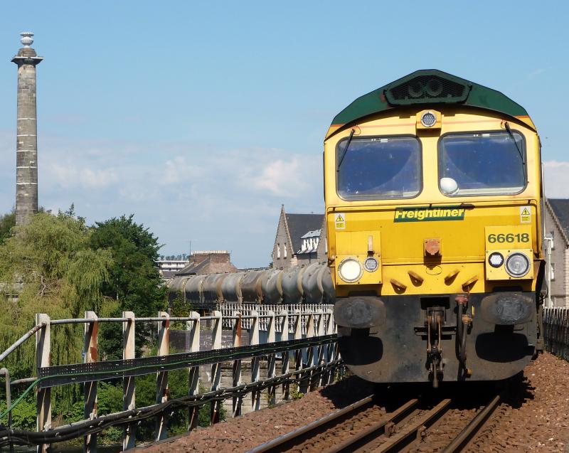 Northbound Cement crossing the River Tay at Perth 14-7-11: 66618 on 6A65 Oxwellmains-Aberdeen Cement working crossing the Tay viaduct at Perth 14-7-11 Photo of Northbound Cement crossing the River Tay at Perth 14-7-11