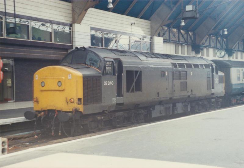 37 240 at Glasgow Queen St: 37 240 at Glasgow Queen St station. (11.08.90) Photo of 37 240 at Glasgow Queen St