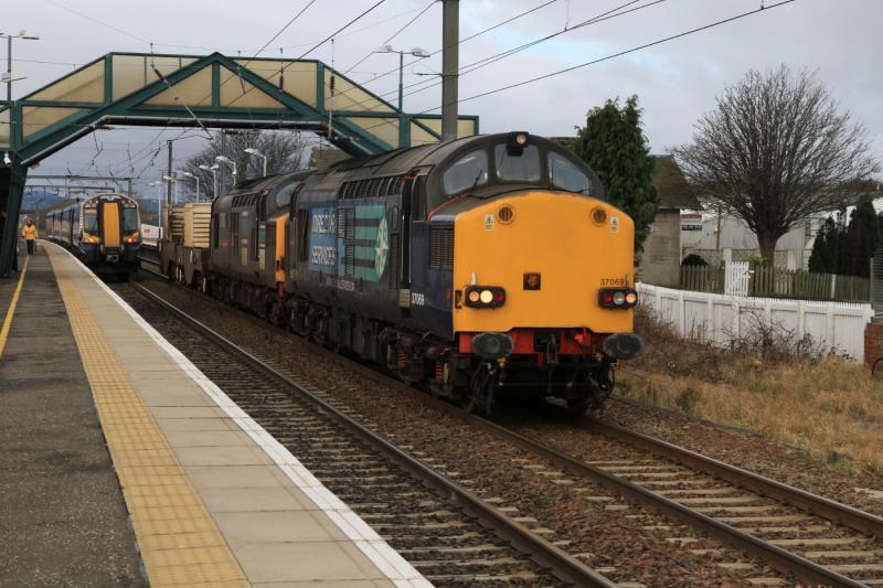 6S43 at Prestonpans: 37069 + 37038 on 6S43 06.42 Carlisle to Torness Power Stn passing 380104 in Prestonpans Stn. on 28/02/2012 Photo of 6S43 at Prestonpans
