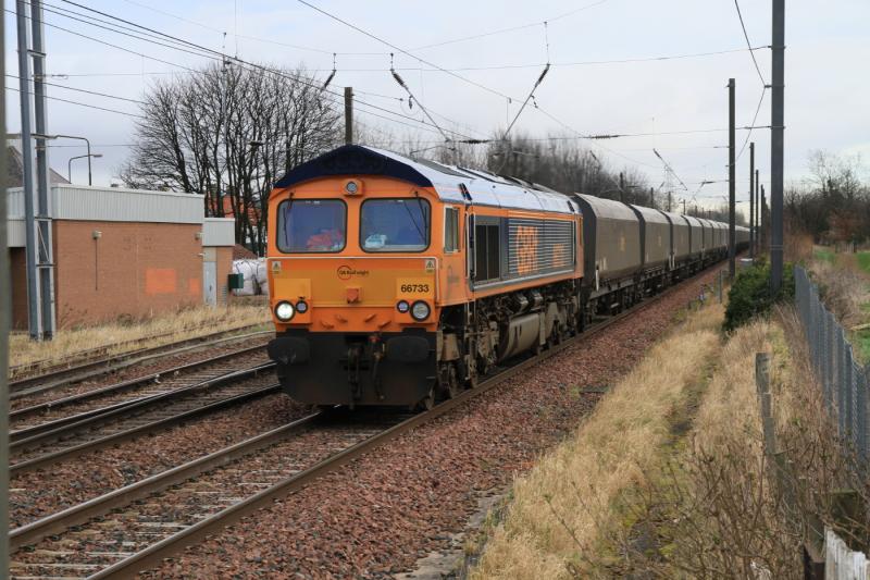 4S81 at Prestonpans: 66733 on 4S81 02.45 Ferrybridge Power Stn. to Hunterston approaching Prestonpans Stn. on 28/02/2012 Photo of 4S81 at Prestonpans