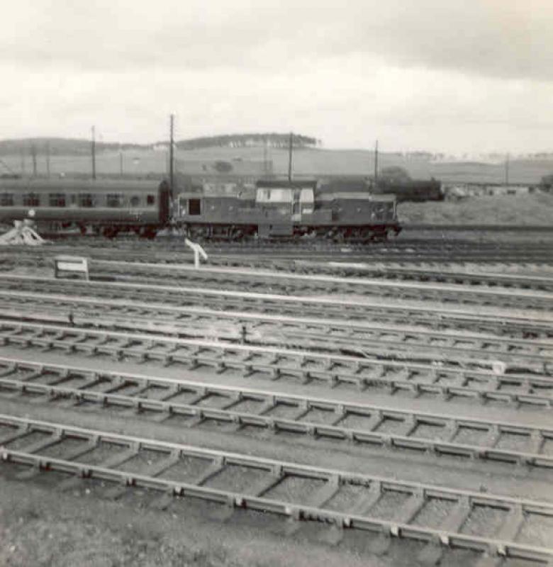 D8586 at Carstairs: D8586 on 16:30 Lanark-Edinburgh 26 June 1965 Photo of D8586 at Carstairs