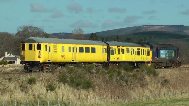 Photo of 37667 pushing 9701 and 999508 passing Huntly 050312