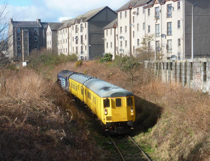 Photo of 37667 pushes 9701 and 999508 down the Waterloo branch in Aberdeen 050312