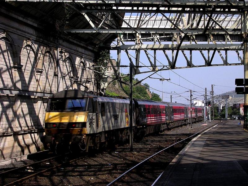 90027 at Edinburgh Waverley: 90027 stands at Edinburgh Waverley in May 2004 Photo of 90027 at Edinburgh Waverley