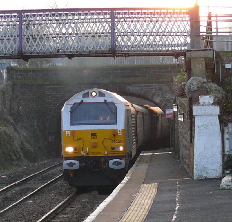 67029: 67029 with Northern Belle roars through Kinghorn on Fri.14th Dec.2007 Photo of 67029