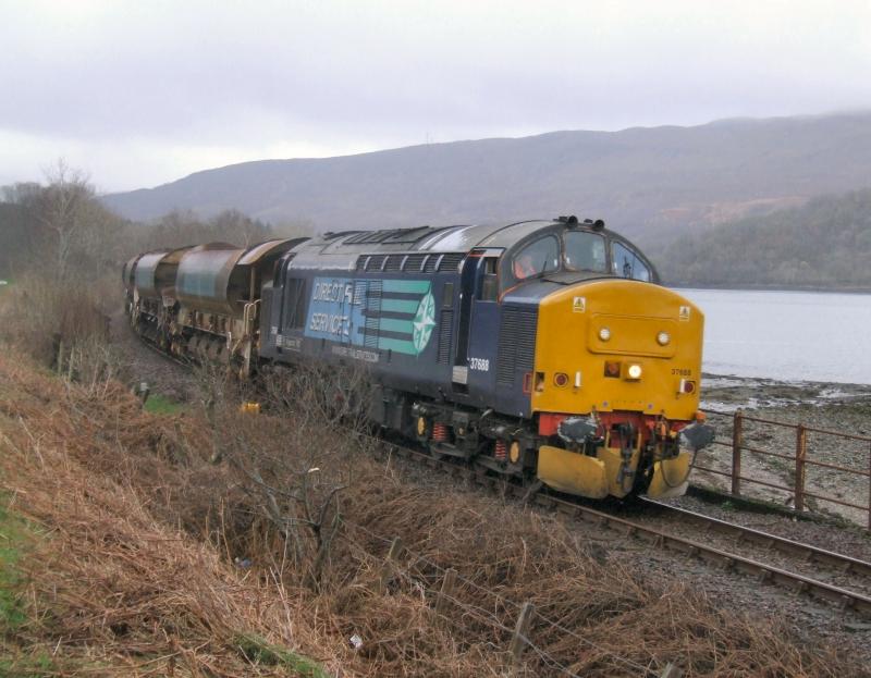 Photo of 37688 passes Loch Eil with 6K20