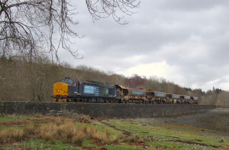 Photo of 37688 alongside Loch Eil with 6K20